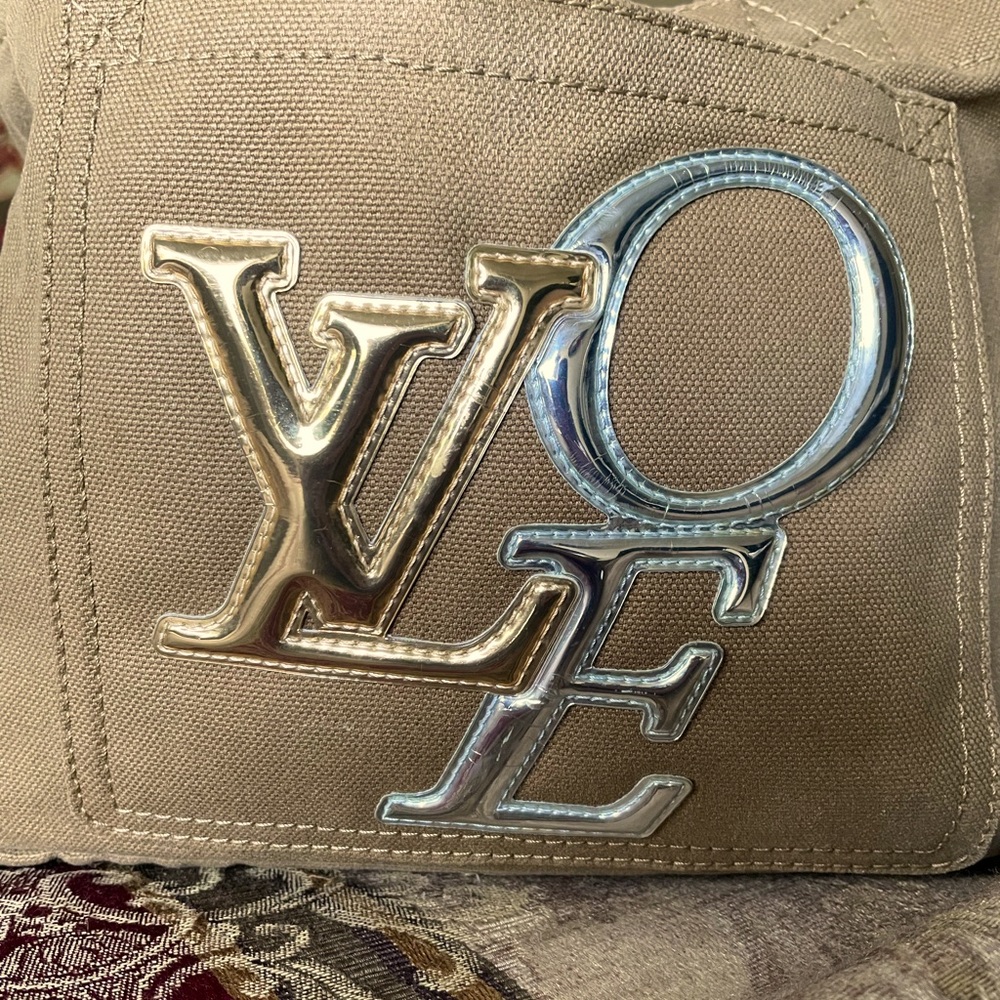❤️‍🔥Louis Vuitton❤️‍🔥 LIMITED EDITION 2007- “That’s Love” LV tote bag. EUC!!!